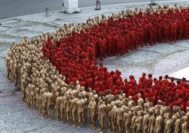 Εντυπωσιακές φωτογραφίες! 1.700 γυμνοί εθελοντές χτυπούν... κόκκινο - Φωτογραφία 5