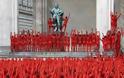 Εντυπωσιακές φωτογραφίες! 1.700 γυμνοί εθελοντές χτυπούν... κόκκινο