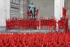 Εντυπωσιακές φωτογραφίες! 1.700 γυμνοί εθελοντές χτυπούν... κόκκινο