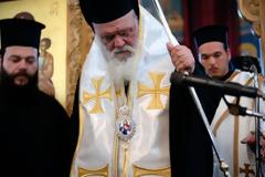 Φανερά καταβεβλημένος, όπου εμφανίζεται, ο Αρχιεπίσκοπος Ιερώμυνος!