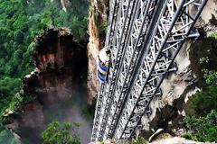 Παράξενο ασανσέρ πάνω στα βράχια! [Pics]