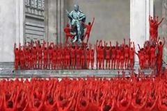 Μια ολόγυμνη, κατακόκκινη… λαοθάλασσα!