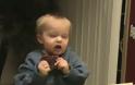 Νυσταγμένο μωράκι που παλεύει να φάει τη φρυγανιά του μέχρι που... πέφτει κάτω! [Video]