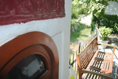 Βρώμα και δυσωδία στην πίσω πλευρά του Αγίου Ρηγίνου στην Σκόπελο, με ευθύνη του διευθυντή της ΔΕΥΑΣ και του πρόεδρου!