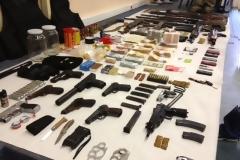 Δείτε στις ΦΩΤΟ τον βαρύ οπλισμό της συμμορίας με τα καλάσνικοφ