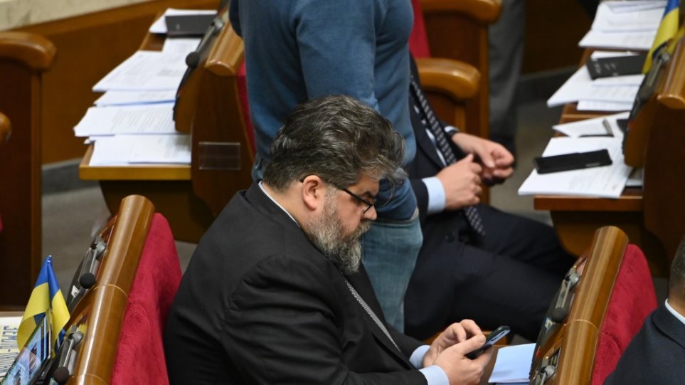 Βουλευτής έκλεινε ραντεβού με ιερόδουλη στη διάρκεια συνεδρίασης του Κοινοβουλίου - Φωτογραφία 1