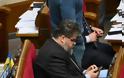 Βουλευτής έκλεινε ραντεβού με ιερόδουλη στη διάρκεια συνεδρίασης του Κοινοβουλίου - Φωτογραφία 1
