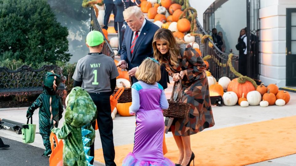 Το Halloween στον Λευκό Οίκο: Πώς υποδέχθηκαν τα... φαντάσματα ο Ντόναλντ και η Μελάνια - Φωτογραφία 1
