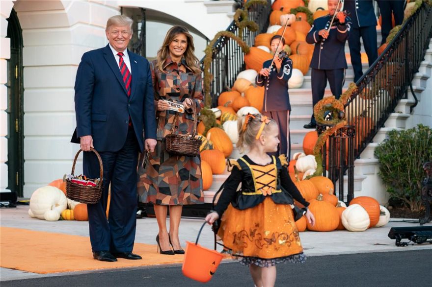 Το Halloween στον Λευκό Οίκο: Πώς υποδέχθηκαν τα... φαντάσματα ο Ντόναλντ και η Μελάνια - Φωτογραφία 3