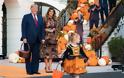 Το Halloween στον Λευκό Οίκο: Πώς υποδέχθηκαν τα... φαντάσματα ο Ντόναλντ και η Μελάνια - Φωτογραφία 3