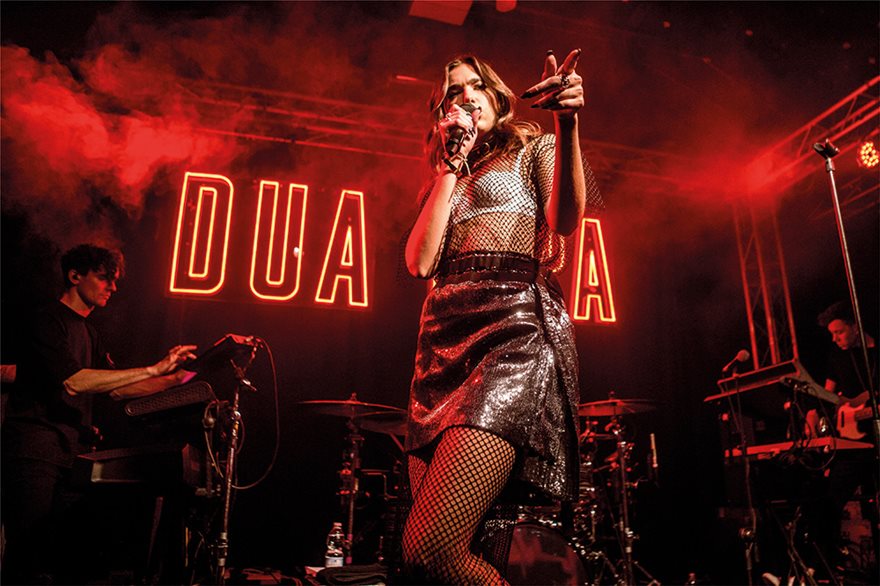 Dua Lipa: Η ασυμβίβαστη της ποπ σκηνής με τα δύο δισ. views - Φωτογραφία 3