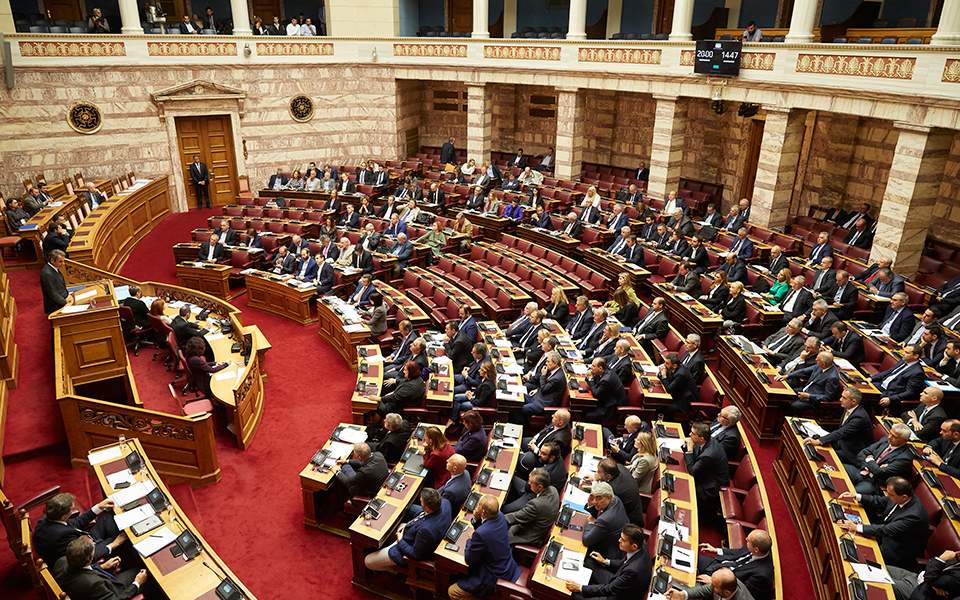 Βουλή: Ψηφίστηκε με ευρεία πλειοψηφία το νομοσχέδιο για το άσυλο - Φωτογραφία 1