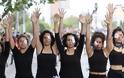 Χιλή: Σιωπηλή διαμαρτυρία γυναικών για τους νεκρούς της κρίσης - Φωτογραφία 1
