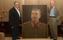 Τεράστιο πορτρέτο του Στάλιν και πίνακας με τον Λένιν στα γραφεία του ΚΚΕ