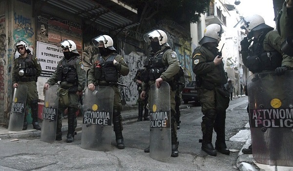 Πεδίο μάχης τα Εξάρχεια: Μολότοφ και χημικά ανάμεσα σε αντιεξουσιαστές και αστυνομία - Φωτογραφία 1