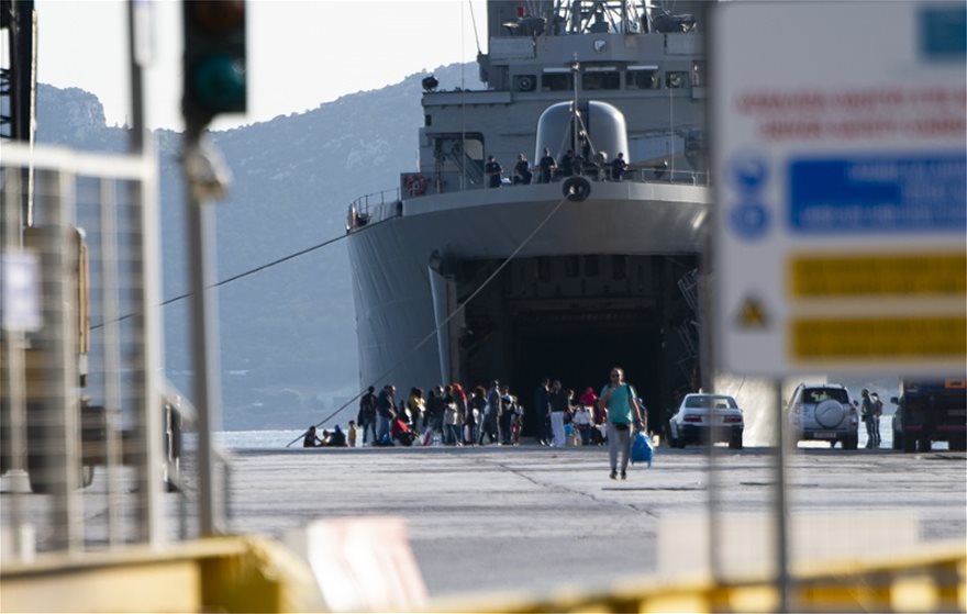 Μεταναστευτικό: Με αρματαγωγό από τη Μόρια στην Ελευσίνα και από εκεί σε ξενοδοχεία 795 αιτούντες άσυλο - Φωτογραφία 2