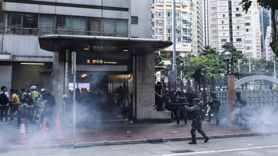 Χονγκ Κονγκ: Διαδηλωτές βανδάλισαν τα γραφεία του Xinhua - Φωτογραφία 1