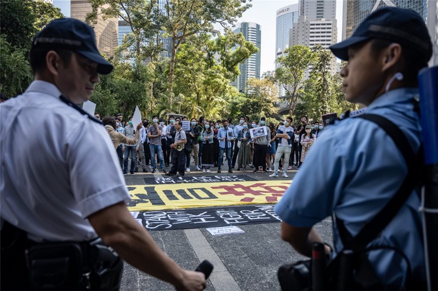 Χονγκ Κονγκ: Διαδηλωτές βανδάλισαν τα γραφεία του Xinhua - Φωτογραφία 3