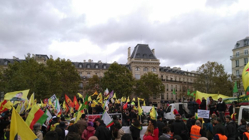 Γαλλία: Εκατοντάδες Κούρδοι διαδήλωσαν ζητώντας κυρώσεις κατά της Τουρκίας - Φωτογραφία 1
