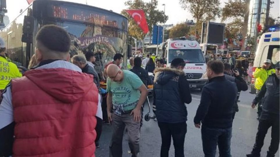 Σκηνές τρόμου στην Κωνσταντινούπολη: Λεωφορείο έπεσε σε πλήθος - Επίθεση με μαχαίρι από τον οδηγό - Φωτογραφία 1