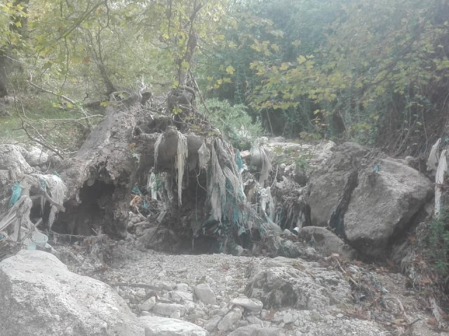 Γεμάτος σκουπίδια ο Ποταμός στο ΜΟΝΑΣΤΗΡΑΚΙ Βόνιτσας - ΦΩΤΟ - Φωτογραφία 2