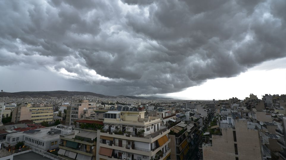 Με shelf cloud από το Σαρωνικό εισέβαλε η κακοκαιρία στην Αττική - Φωτογραφία 1