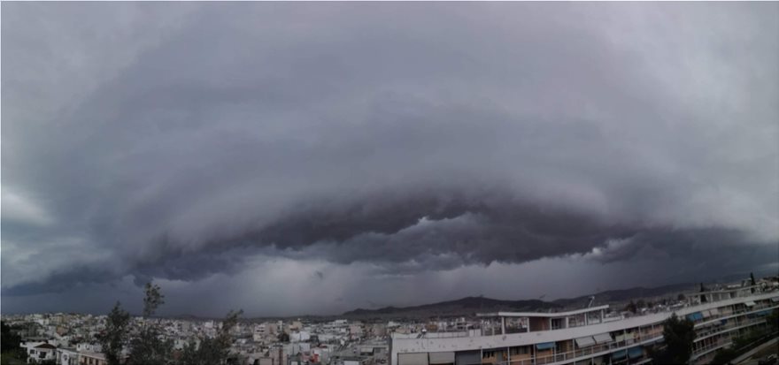 Με shelf cloud από το Σαρωνικό εισέβαλε η κακοκαιρία στην Αττική - Φωτογραφία 2