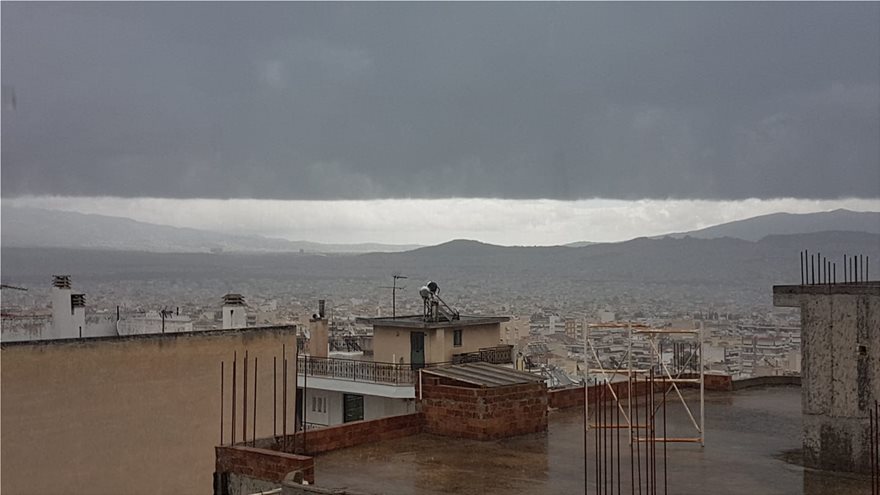 Με shelf cloud από το Σαρωνικό εισέβαλε η κακοκαιρία στην Αττική - Φωτογραφία 3