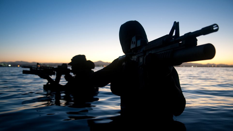 Ρίτσαρντ Φίλιπς: Οι Σομαλοί πειρατές, οι 96 ώρες ομηρίας και οι Seals-ελεύθεροι σκοπευτές - Φωτογραφία 1
