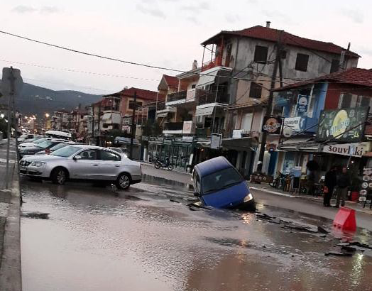 Λευκάδα: Ο δρόμος «κατάπιε» αυτοκίνητο στη Γολέμη (φωτο) - Φωτογραφία 3