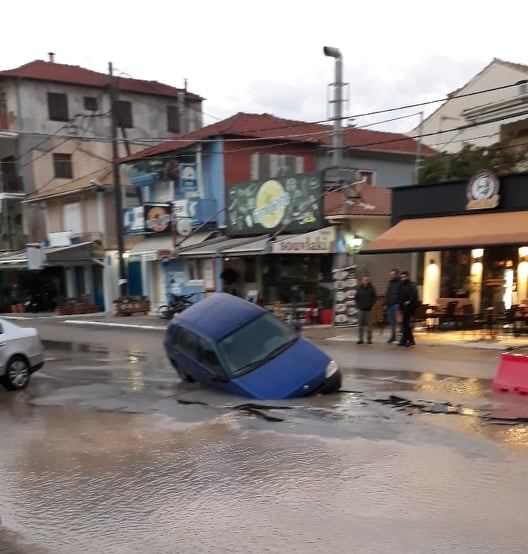Λευκάδα: Ο δρόμος «κατάπιε» αυτοκίνητο στη Γολέμη (φωτο) - Φωτογραφία 4