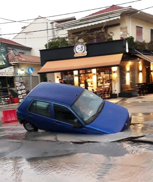 Λευκάδα: Ο δρόμος «κατάπιε» αυτοκίνητο στη Γολέμη (φωτο) - Φωτογραφία 6