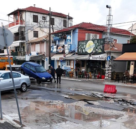 Λευκάδα: Ο δρόμος «κατάπιε» αυτοκίνητο στη Γολέμη (φωτο) - Φωτογραφία 8
