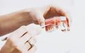 Οδοντίατρος αφαίρεσε το μεγαλύτερο δόντι του κόσμου