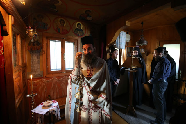 12723 - Θεία Λειτουργία στο παρεκκλήσι του Αγίου Νεκταρίου της Ιεράς Μονής Βατοπαιδίου (φωτογραφίες) - Φωτογραφία 18