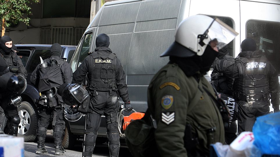 Έπιασαν τρομοκράτες με καλάσνικοφ, εκρηκτικά και χειροβομβίδες - Φωτογραφία 1