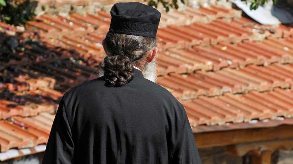 Σοκ (και) στην Κέρκυρα: Ιερέας κατηγορείται ότι ασέλγησε σε ανήλικες - Φωτογραφία 1