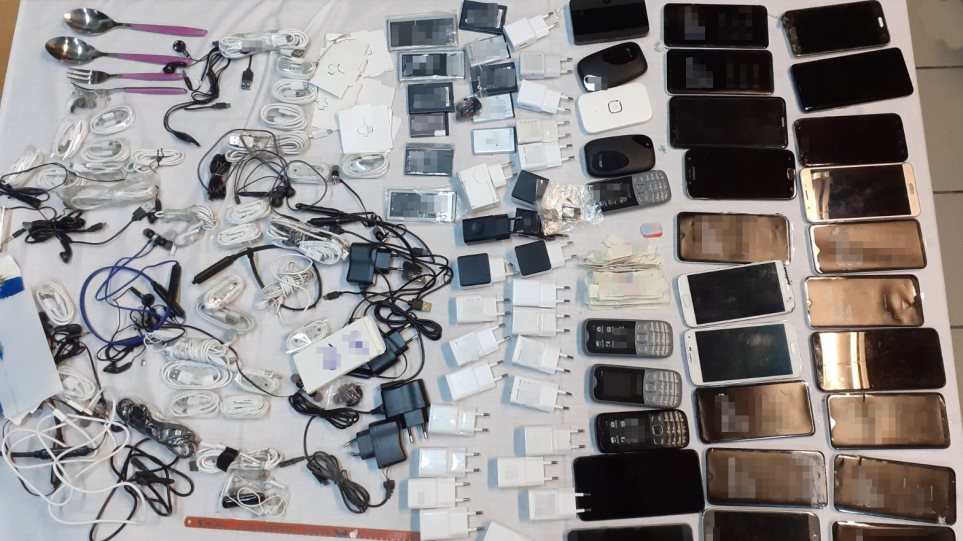 Έστειλε ραπτομηχανή με 26 κινητά στις φυλακές Μαλανδρίνου - Φωτογραφία 1