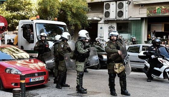 Έφοδος της αστυνομίας στην ΑΣΟΕΕ: Εντοπίστηκαν κοντάρια, κράνη και κουκούλες - Φωτογραφία 1