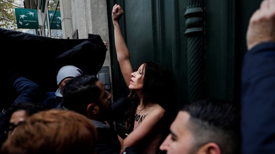 Παρίσι: Γυμνόστηθες FEMEN επισκίασαν την πορεία κατά της ισλαμοφοβίας - Φωτογραφία 1