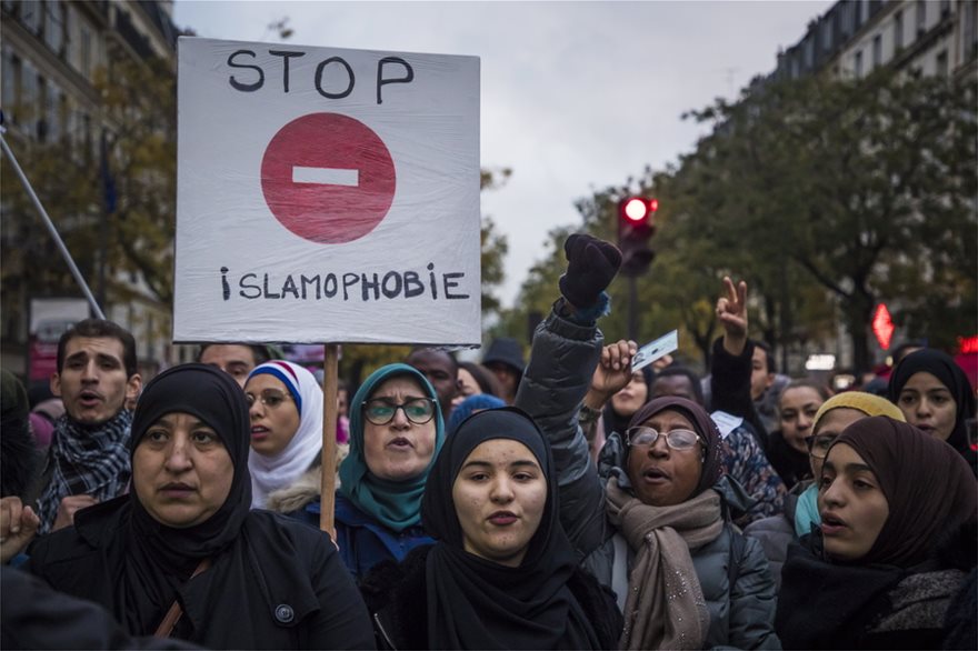 Παρίσι: Γυμνόστηθες FEMEN επισκίασαν την πορεία κατά της ισλαμοφοβίας - Φωτογραφία 2