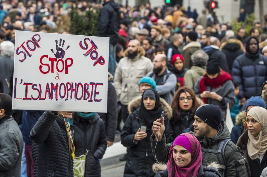 Παρίσι: Γυμνόστηθες FEMEN επισκίασαν την πορεία κατά της ισλαμοφοβίας - Φωτογραφία 3