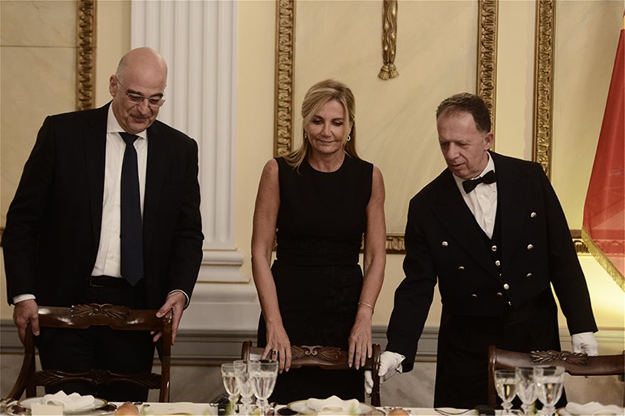 Δείπνο στο Προεδρικό - φωτος: Απρόσμενες χειραψίες, λαμπερές εμφανίσεις - Φωτογραφία 26