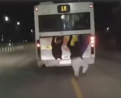 Νεαροί παίζουν με τον θάνατο κρεμόμενοι πίσω από τραμ και λεωφορεία (video) - Φωτογραφία 1