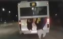 Νεαροί παίζουν με τον θάνατο κρεμόμενοι πίσω από τραμ και λεωφορεία (video)