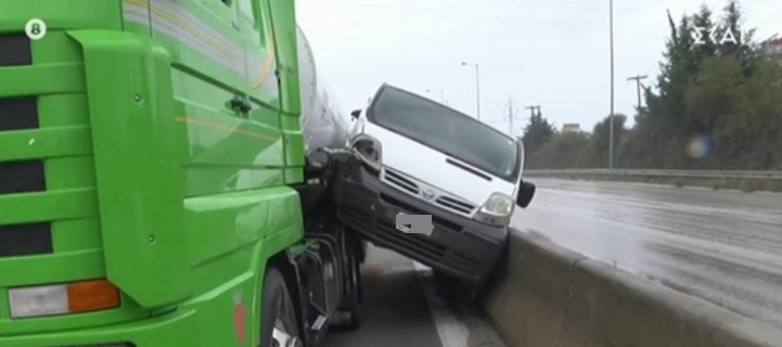 Τροχαίο στην Εγνατία: Αυτοκίνητο «σφηνώθηκε» ανάμεσα στο διαχωριστικό του δρόμου και βυτιοφόρο - Φωτογραφία 1