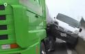 Τροχαίο στην Εγνατία: Αυτοκίνητο «σφηνώθηκε» ανάμεσα στο διαχωριστικό του δρόμου και βυτιοφόρο