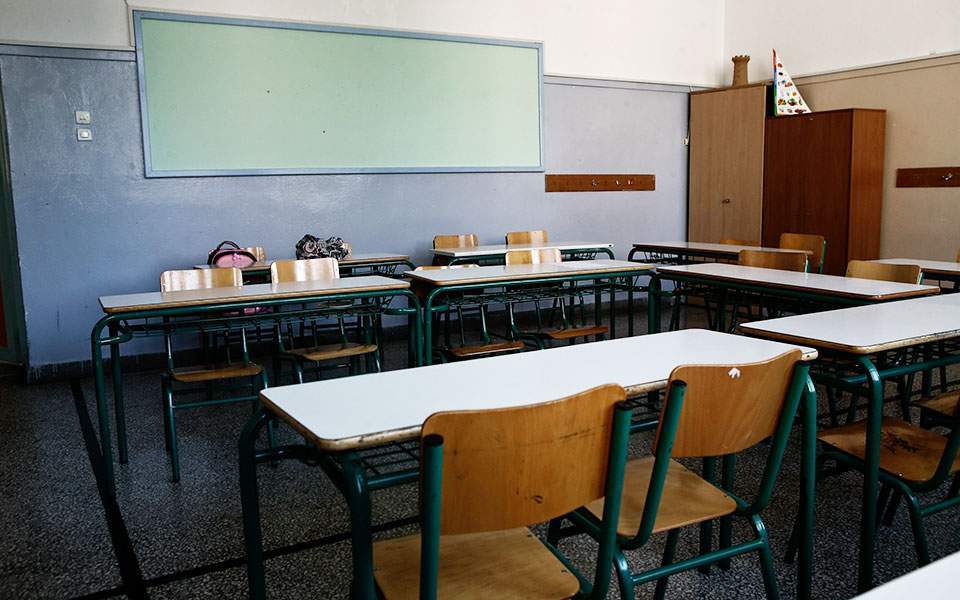 Μαθητής στο Ηράκλειο έβγαλε όπλο μέσα στο σχολείο - Φωτογραφία 1