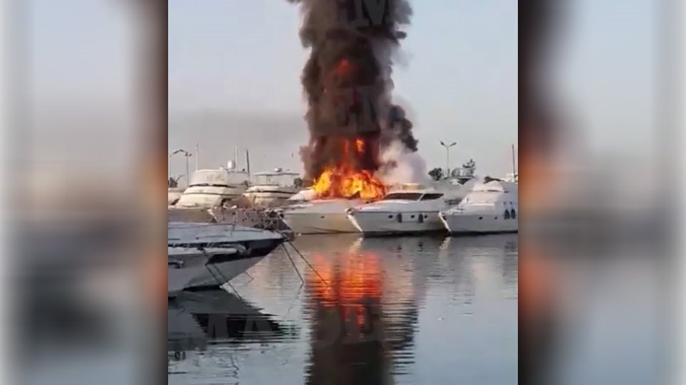 Στις φλόγες δύο σκάφη στη μαρίνα Γλυφάδας - Φωτογραφία 1