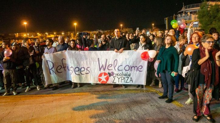 Ο ΣΥΡΙΖΑ υποδέχτηκε «με ανοιχτή αγκαλιά» τους μετανάστες στο λιμάνι [εικόνες] - Φωτογραφία 1